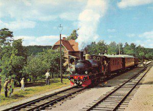 Loket Berg med vagnar vid Brösarps station på Skånska Järnvägars första trafikdag den 18 juli 1971. Foto Lennart Sandén, SkJ