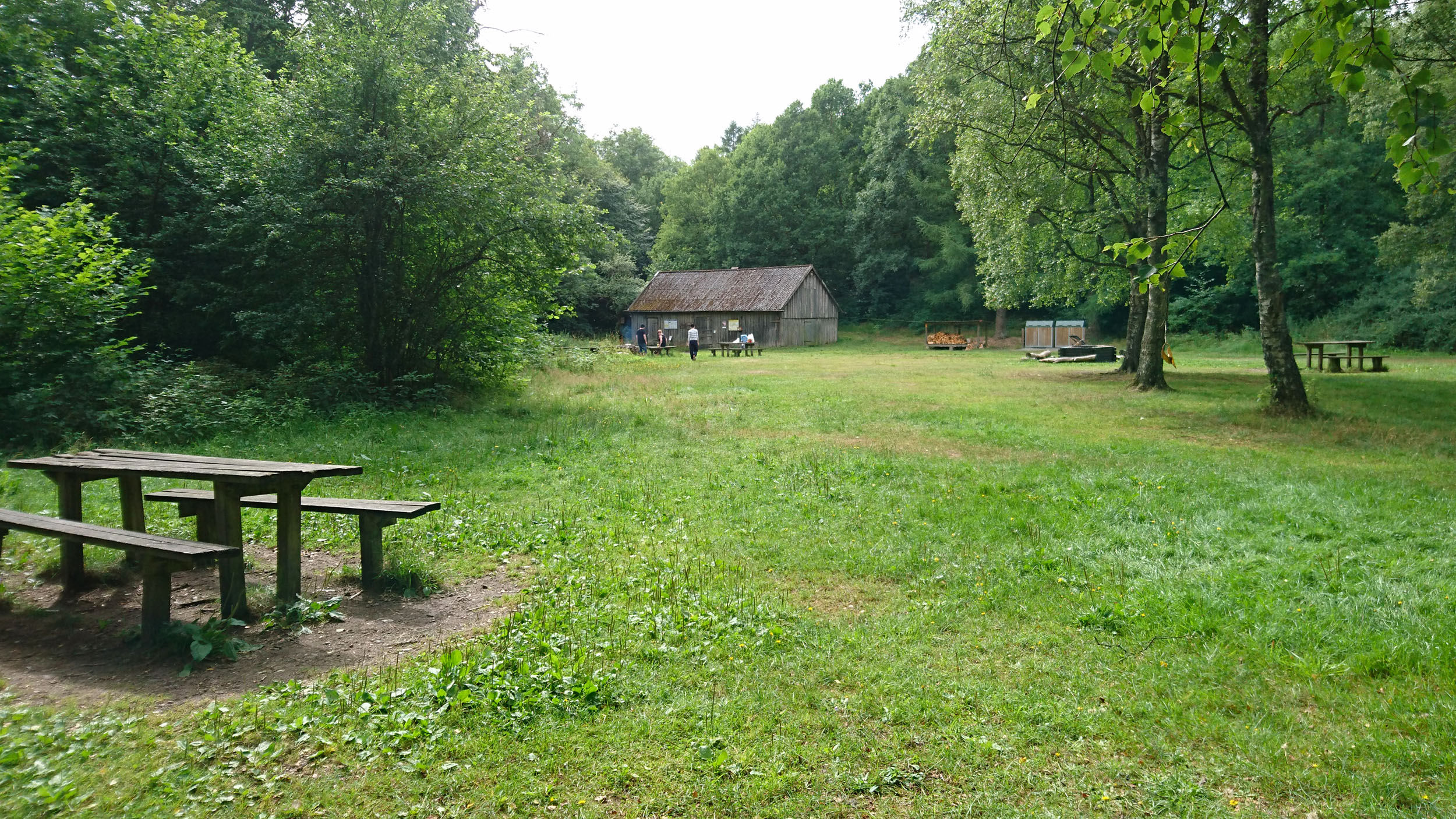 Vantalängans rastplats, med fem grillar, tältplatser och övernattningsstuga.